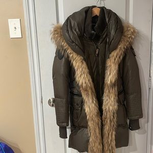 Rudsak jacket green olive for sale 400$ price non négociable. Used only twice.